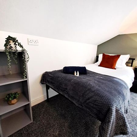 Bright 3 Bed Apartment With Terrace, Free Parking On Premises Уотфорд Екстериор снимка