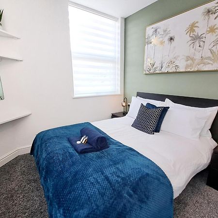 Bright 3 Bed Apartment With Terrace, Free Parking On Premises Уотфорд Екстериор снимка