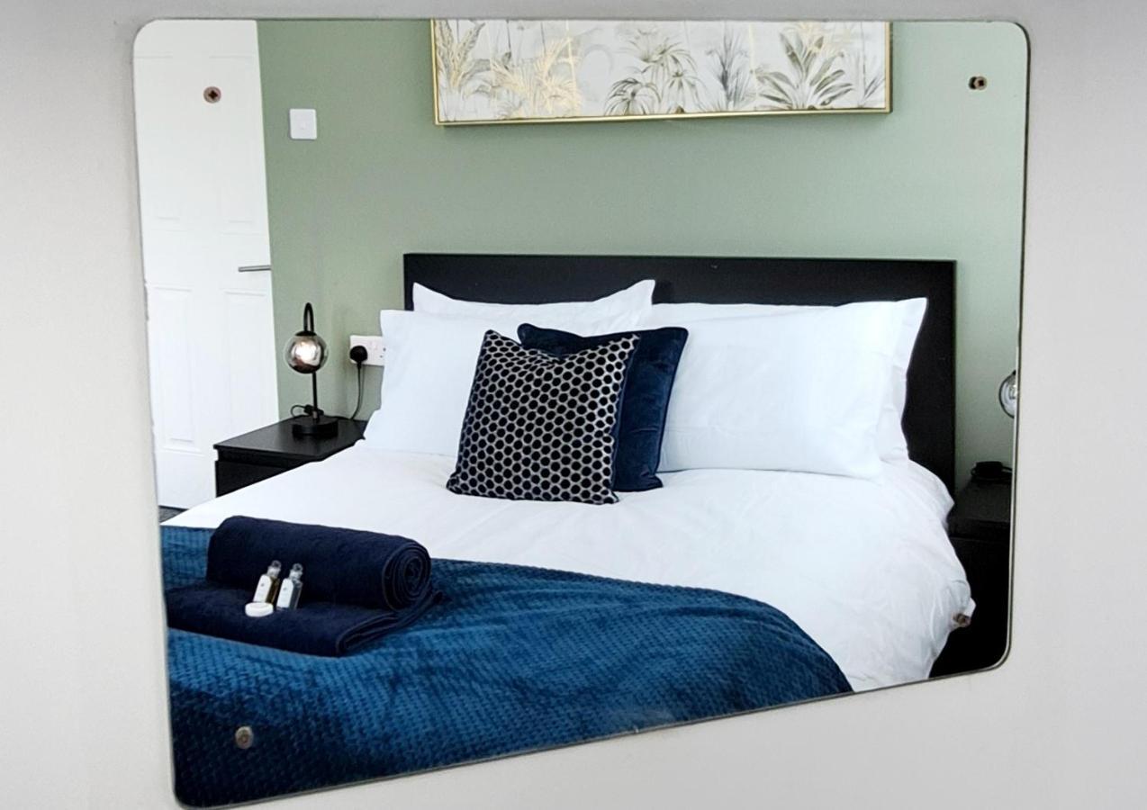 Bright 3 Bed Apartment With Terrace, Free Parking On Premises Уотфорд Екстериор снимка