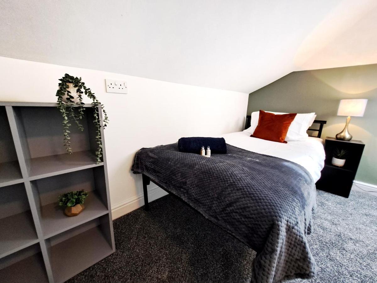 Bright 3 Bed Apartment With Terrace, Free Parking On Premises Уотфорд Екстериор снимка