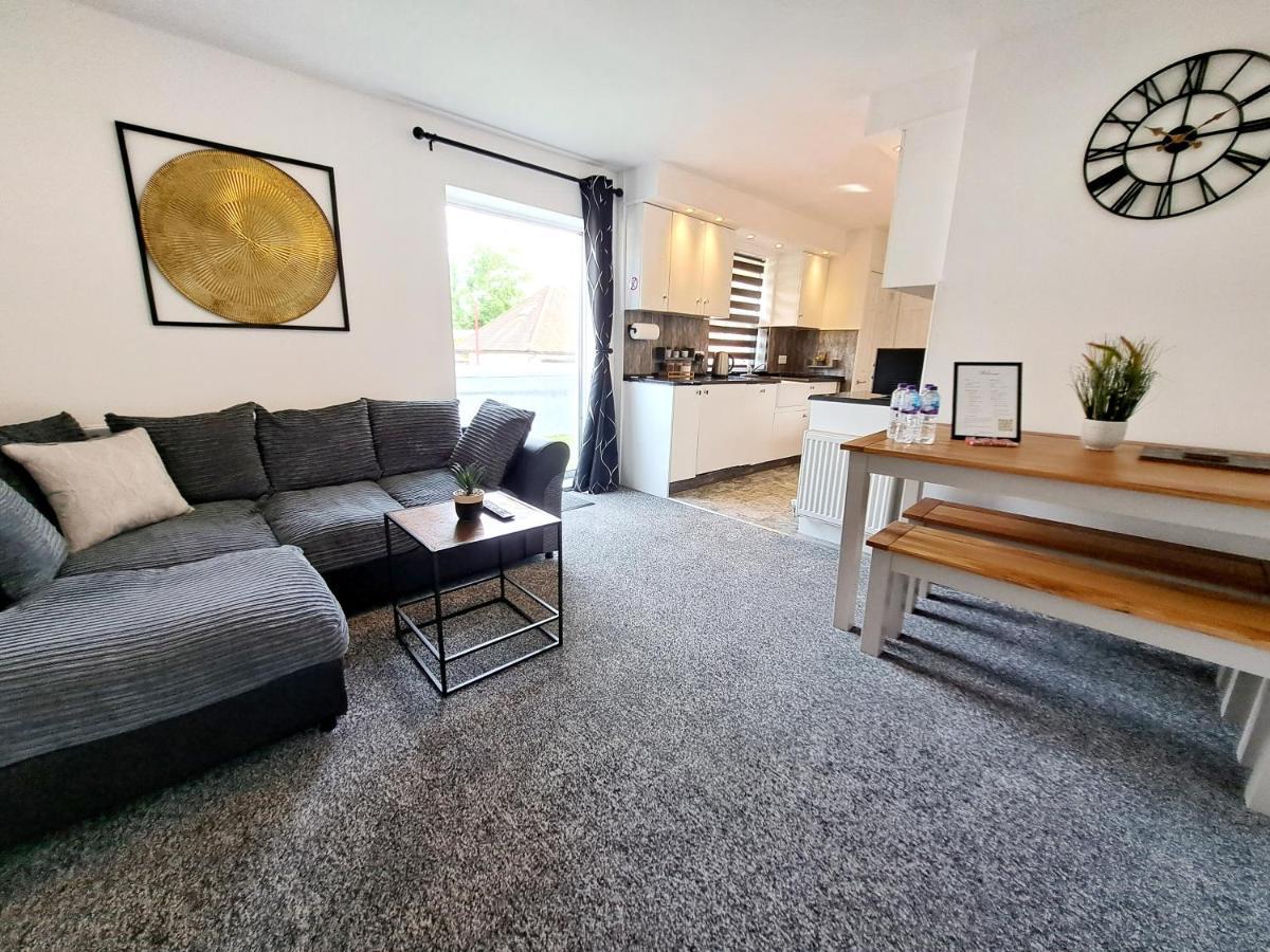 Bright 3 Bed Apartment With Terrace, Free Parking On Premises Уотфорд Екстериор снимка