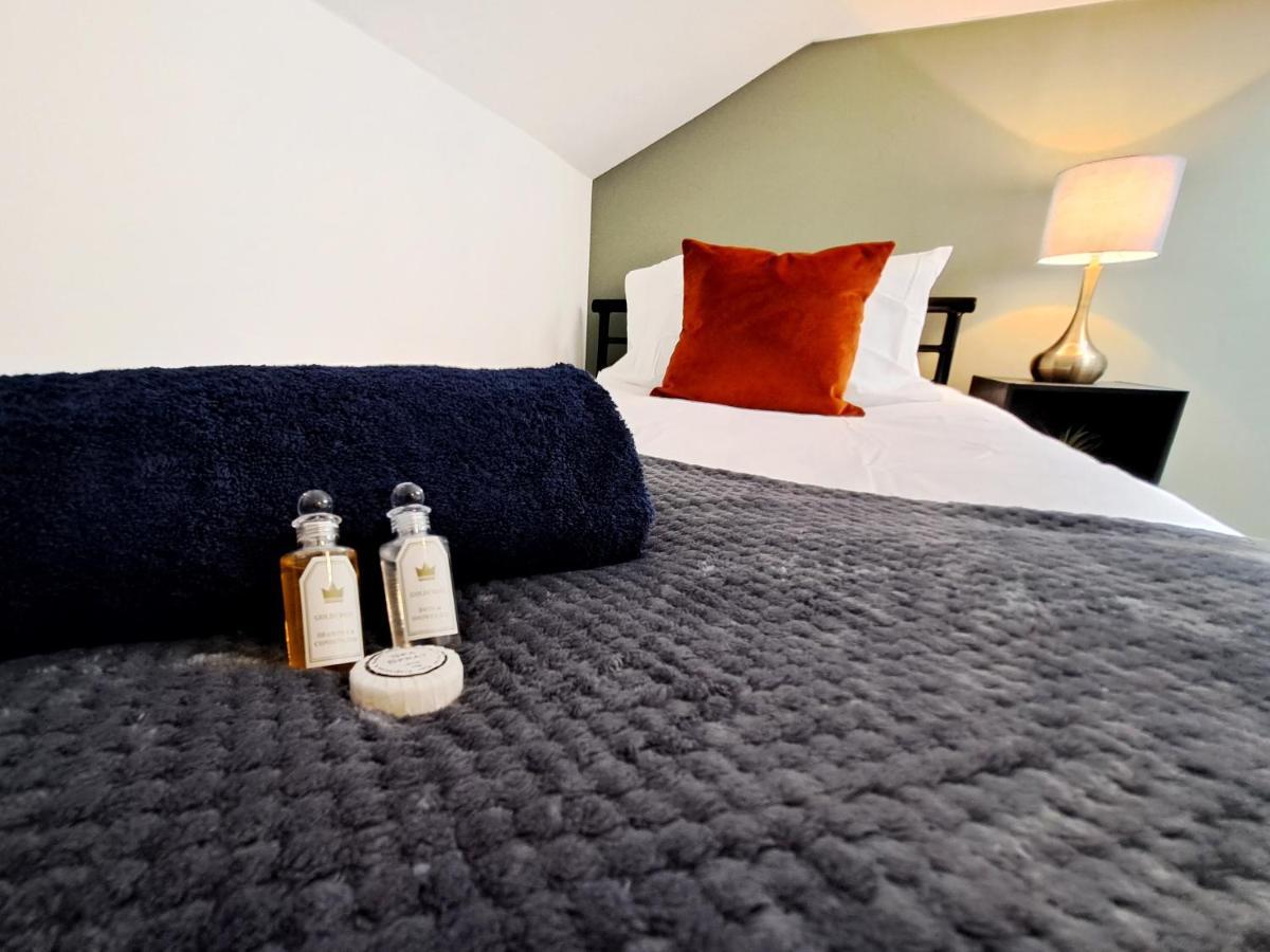 Bright 3 Bed Apartment With Terrace, Free Parking On Premises Уотфорд Екстериор снимка