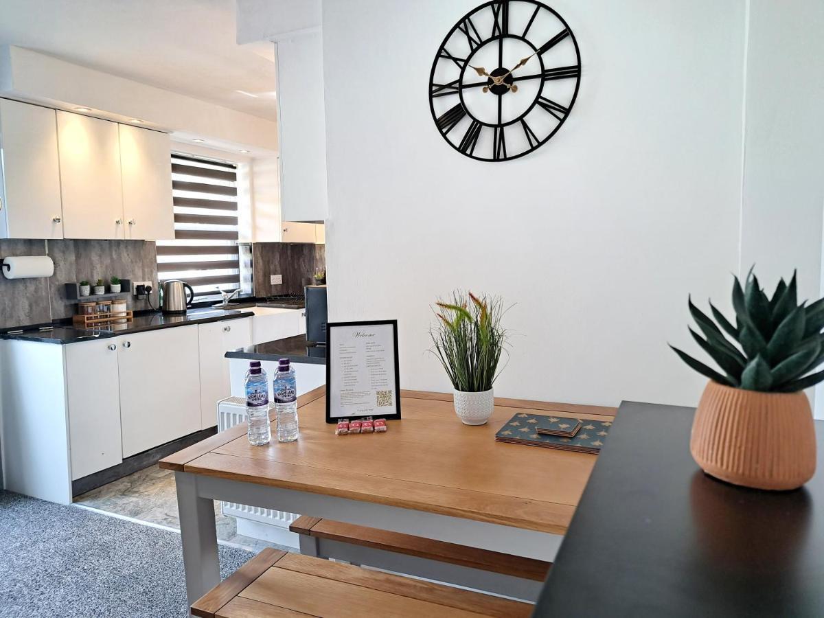 Bright 3 Bed Apartment With Terrace, Free Parking On Premises Уотфорд Екстериор снимка