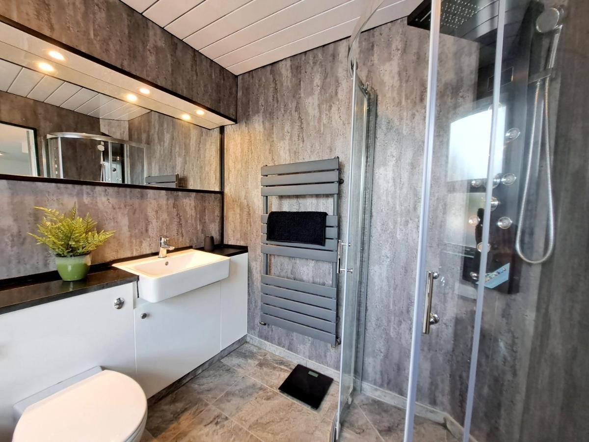 Bright 3 Bed Apartment With Terrace, Free Parking On Premises Уотфорд Екстериор снимка