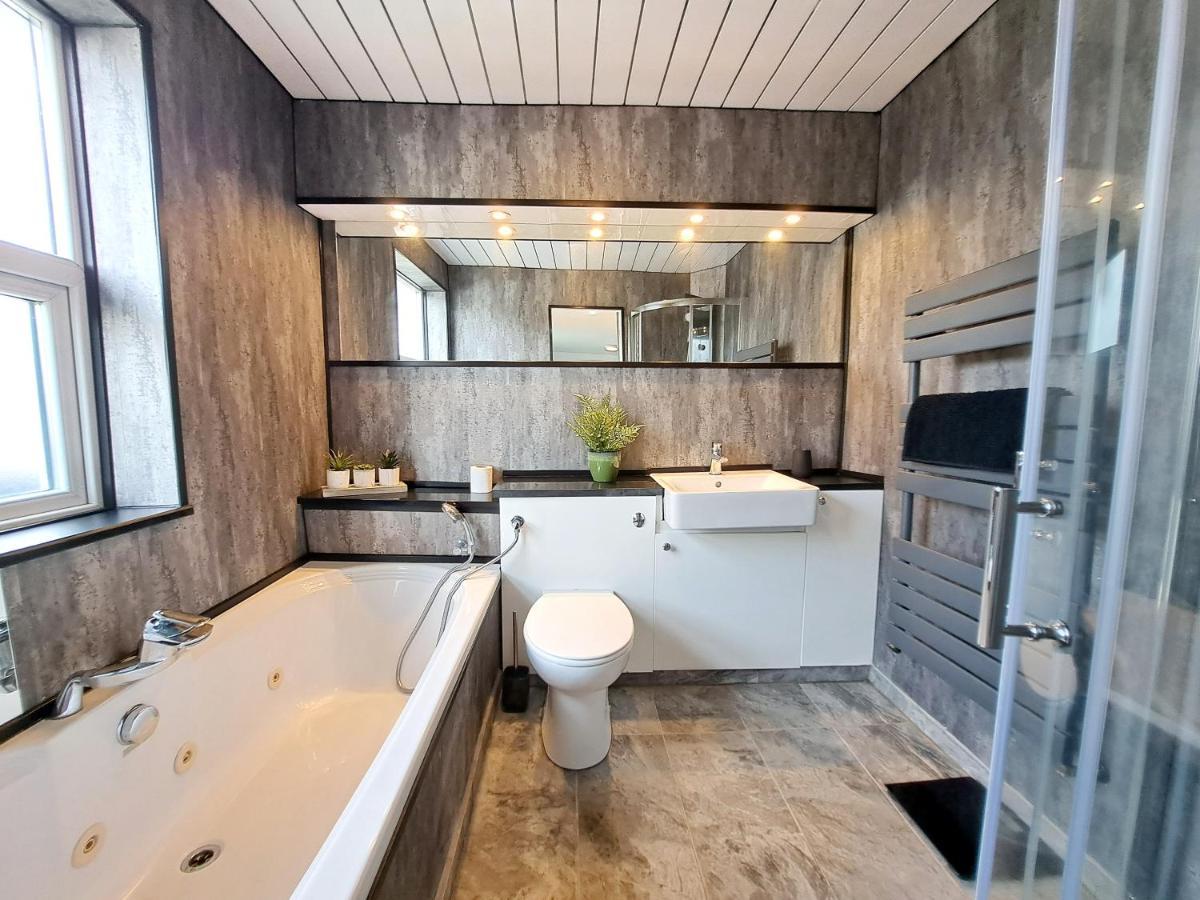 Bright 3 Bed Apartment With Terrace, Free Parking On Premises Уотфорд Екстериор снимка